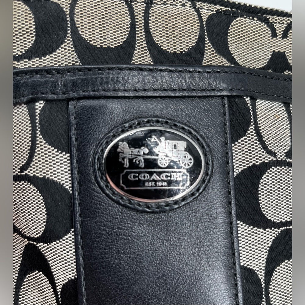 Coach Sutton Signature Swingpack - Picture 8 of 8